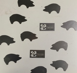 FabLab Logos und "Schweinchen" aus Stahlblech